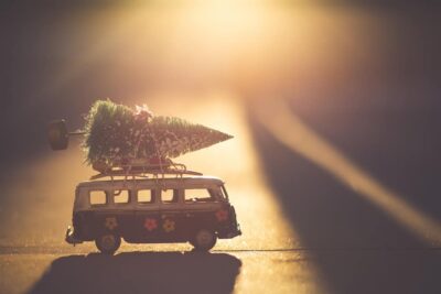 Poesie sul Natale - Mini bus con abete