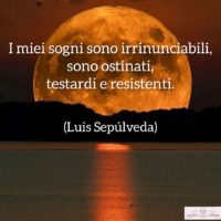 Luis Sepulveda - Immagine della luna con frase di Sepulveda: I miei sogni sono irrinunciabili